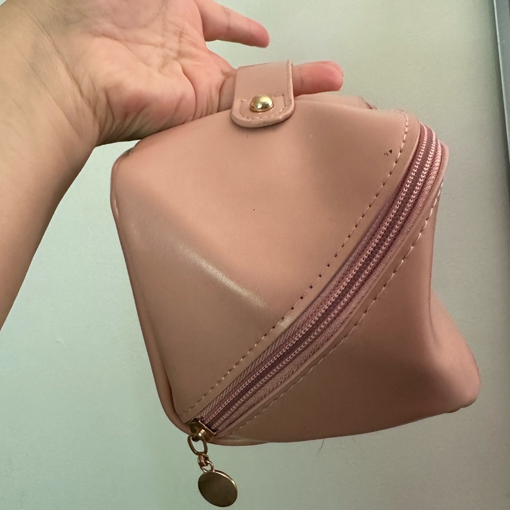 NEW| Cosmetics Storage Case - Picture 2 of 4